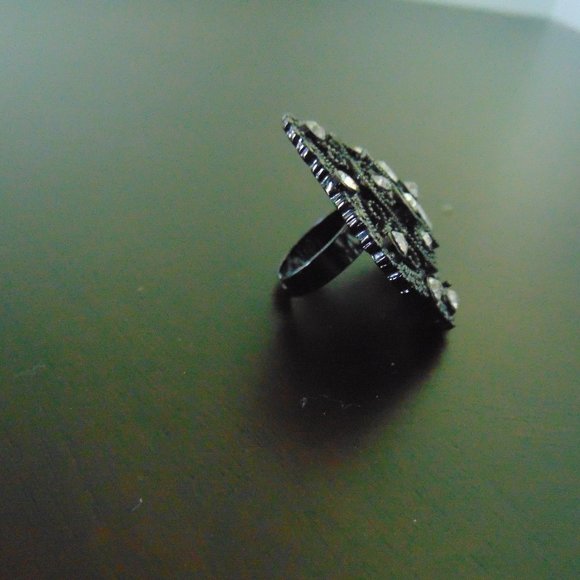 Costume Jewelry- flower ring - Picture 3 of 11